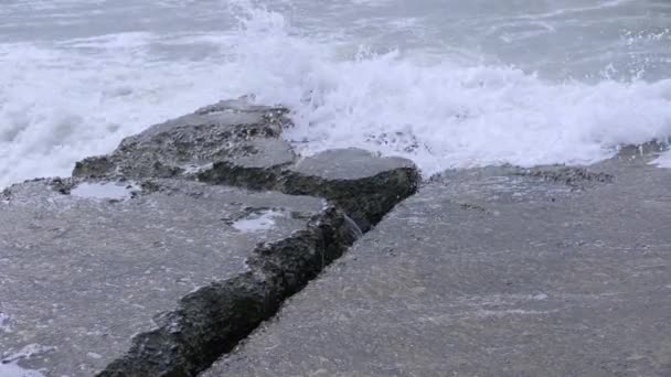 Olas marinas rompiendo sobre rompeolas de hormigón durante tormenta — Vídeos de Stock