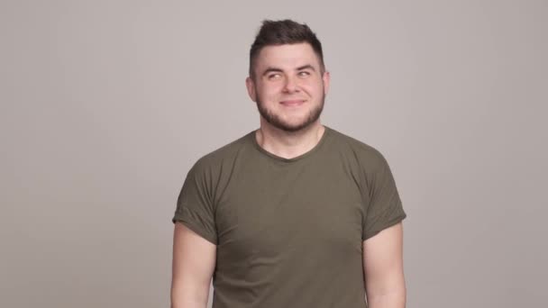 Heureux émotionnel barbu guy rire de blague essuyer larmes — Video