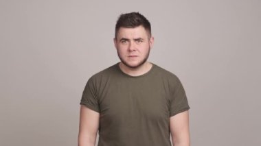 Şok olmuş sakallı adam şaşırıp el kaldırıyor.