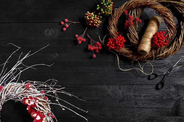 Faça uma coroa de Natal com suas próprias mãos. Local de trabalho para a preparação de decorações artesanais . — Fotografia de Stock