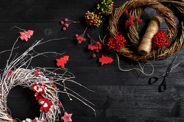 Faça uma coroa de Natal com suas próprias mãos. Local de trabalho para a preparação de decorações artesanais . — Fotografia de Stock