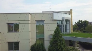 Ana girişin üzerinde açık çatı terası olan iki katlı bir kır evi.