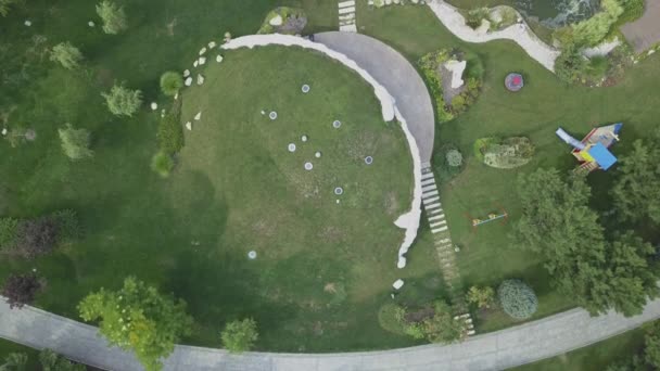 Vista dall'alto del cortile della casa di campagna con parco giochi, patio e stagno artificiale in estate — Video Stock
