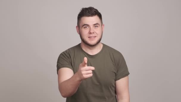 Překvapený a potěšený mladý muž dostávající dobré zprávy — Stock video