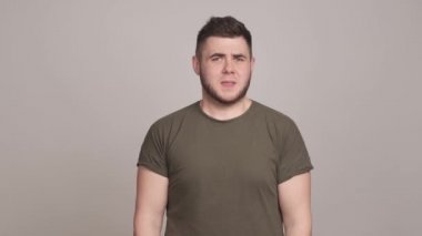 Sinirli adam aptalca jest yapan çılgın fikirden memnun değil.