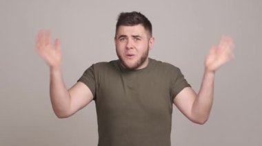 Hayal kırıklığına uğramış, hayrete düşmüş, haykıran, memnuniyetsizliğini dile getiren adam.