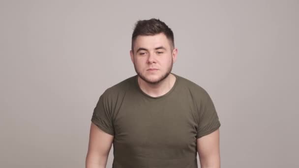 Verärgerter Kerl fühlt unangenehmen Geruch und macht abstoßende Geste — Stockvideo