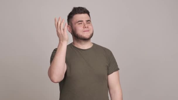 Jeune homme confus pensant, se grattant la tête, faisant un geste désespéré — Video