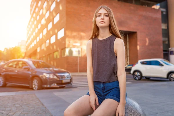 Fashion portrait of beautiful young woman, with view modern city — Stok fotoğraf