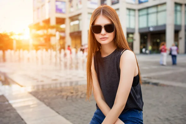 Fashion portrait of beautiful young woman in sunglasses — Stok fotoğraf