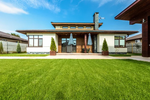 Hermosa casa moderna en cemento, vista desde el jardín — Foto de Stock