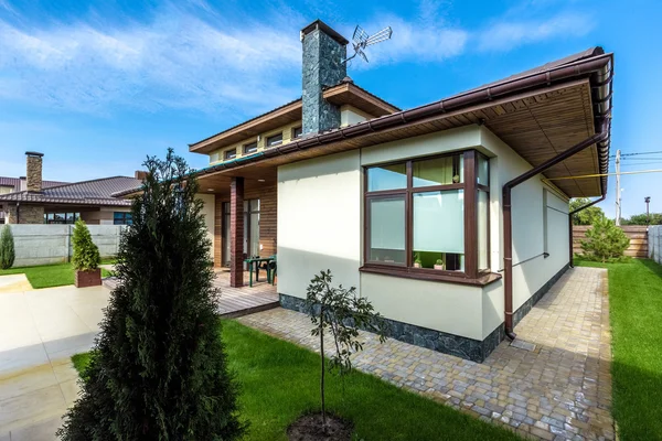 Beautiful modern house in cement, view from the garden — Stock Photo, Image