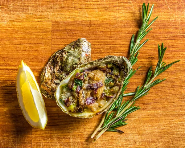 Salad in oyster served with greens and lemon — Stock Photo, Image