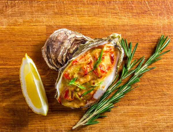 Guscio di ostrica al forno con formaggio, verdure servite e limone — Foto Stock