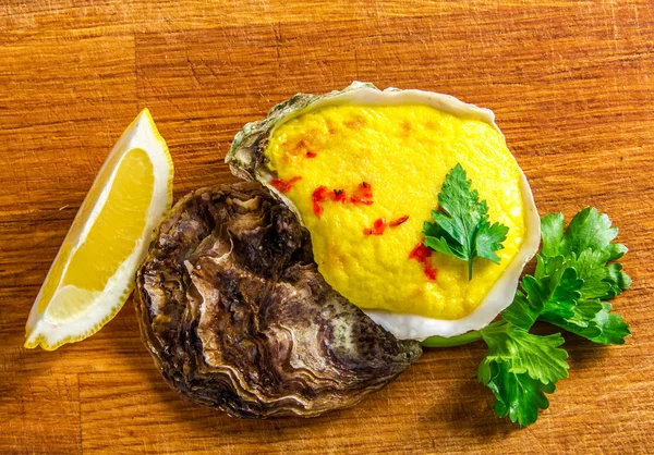 Cáscara de ostra al horno con queso, verduras servidas y limón —  Fotos de Stock