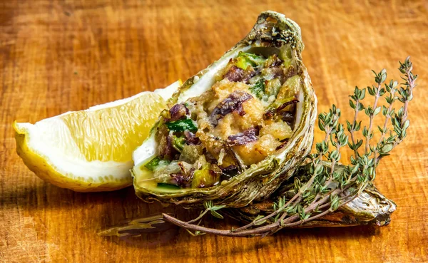 Invólucro de ostra assado com queijo, verduras servidas e limão — Fotografia de Stock