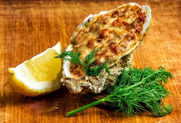 Coquille d'huître cuite au four au fromage, persil et citron servis — Photo