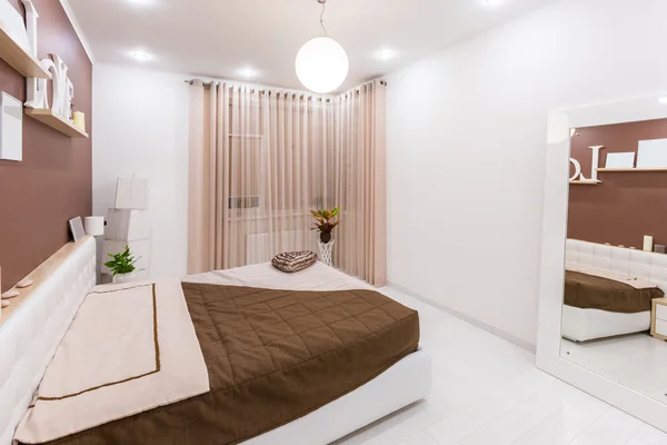 Interior de dormitorio de estilo minimalista moderno en tonos cálidos claros —  Fotos de Stock