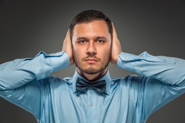 Kameraya bakarak portre genç adam mavi gömlekli