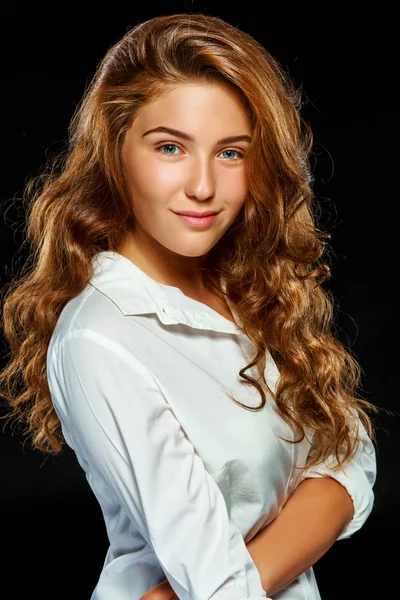 Ritratto bella giovane donna bruna con i capelli ondulati in bianco — Foto Stock