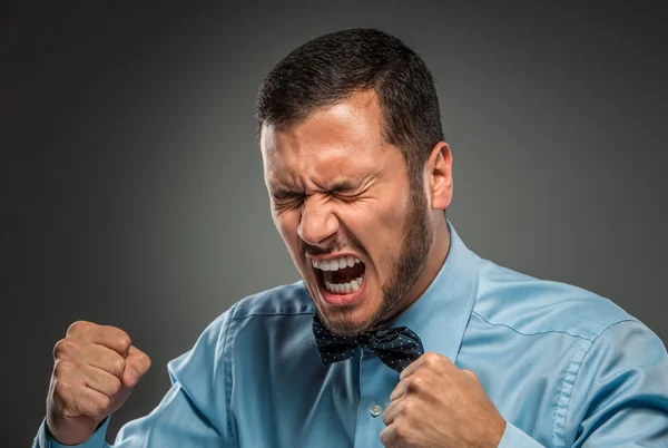 Porträt wütender junger Mann in blauem Hemd, Schmetterlingskrawatte — Stockfoto
