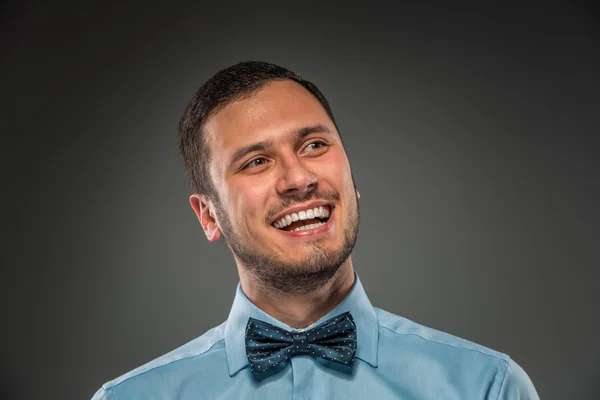 Усміхнений молодий чоловік у блакитній сорочці та краватці метелика — стокове фото