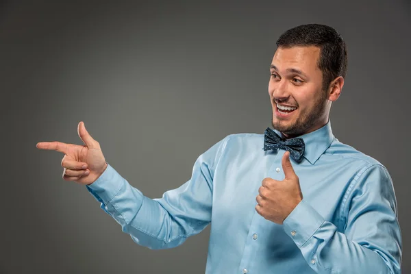 Sonriente hombre señalando algo con un dedo índice —  Fotos de Stock