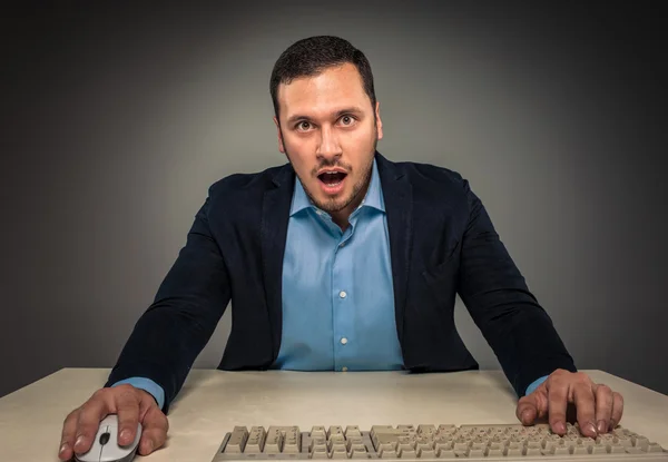 Porträt junger Mann in blauem Hemd, der erstaunt schaut — Stockfoto