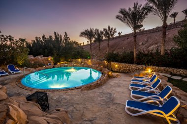 Lüks yüzme havuzunda gece aydınlatma için akşam görünümü