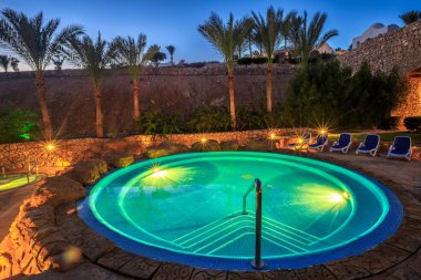 Lüks yüzme havuzunda gece aydınlatma için akşam görünümü