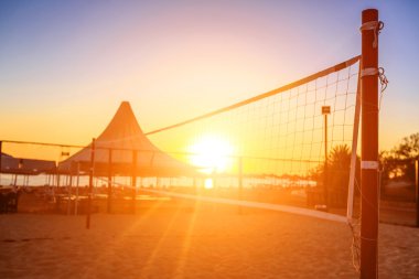 plajda Voleybol net ve sunrise sillhouette