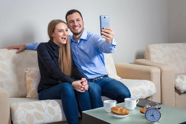 Hermoso joven hombre y mujer haciendo selfie con cámara de teléfono — Foto de Stock