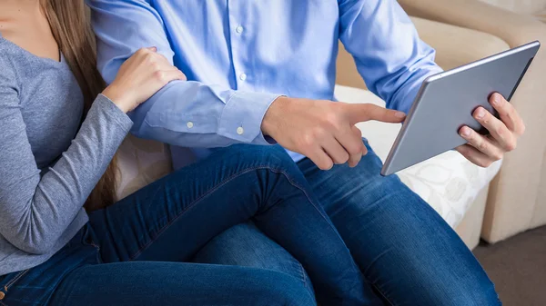 Primer plano de manos masculinas sosteniendo una tableta — Foto de Stock