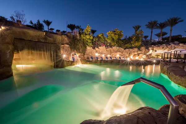 Вечерний вид на роскошный бассейн с ночным освещением — стоковое фото
