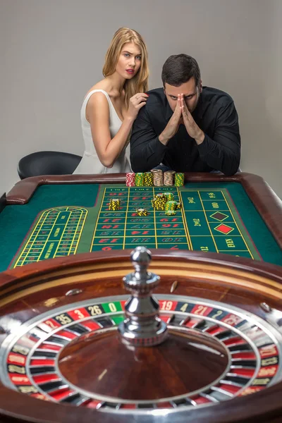 Men with women playing roulette at the casino. — Stock Photo, Image