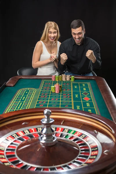 Άνδρας και γυναίκα πανηγυρίζουν στο τραπέζι της ρουλέτας στο καζίνο — Φωτογραφία Αρχείου