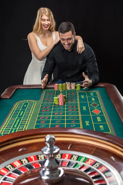 Pareja jugando a la ruleta gana en el casino . — Foto de Stock