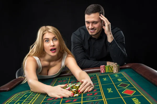 Casal jogando roleta ganha no cassino . — Fotografia de Stock