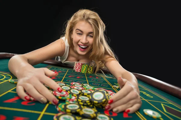 Mladé krásné ženy hrát ruletu wins v kasinu — Stock fotografie