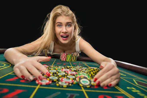 年轻漂亮的妇女在赌场玩轮盘赌赢 — 图库照片