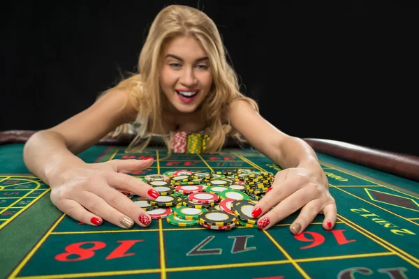 Jóvenes mujeres guapas jugando ruleta gana en el casino — Foto de Stock
