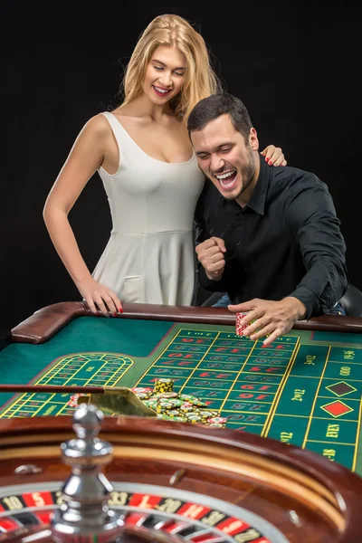 Vítězí dvojice hraní rulety v kasinu. — Stock fotografie