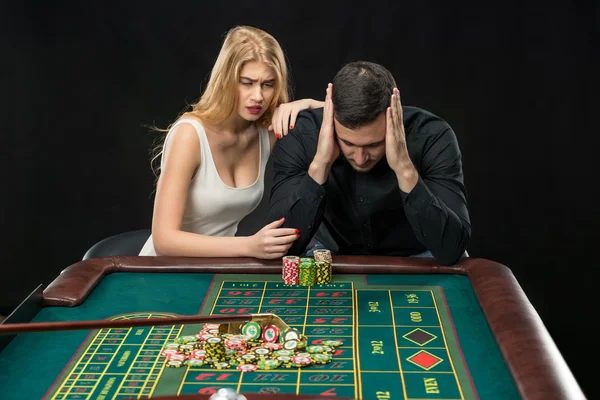 Muži s ženami, hraní rulety v kasinu. — Stock fotografie