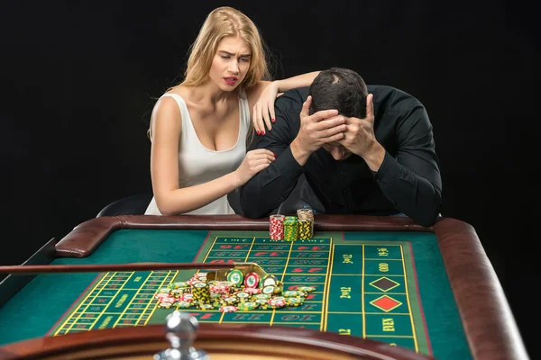 Hombres con mujeres jugando ruleta en el casino . — Foto de Stock