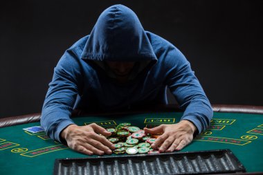 Poker oyuncusu Poker fişleri kazandıktan sonra alarak