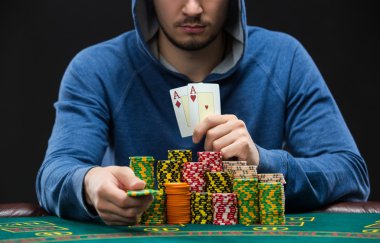 Bir çift as gösterilen poker oyuncusu. Portre