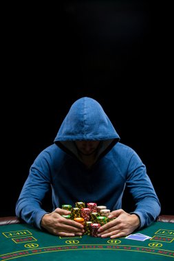 Poker oyuncusu Poker fişleri kazandıktan sonra alarak