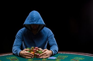 Poker oyuncusu Poker fişleri kazandıktan sonra alarak
