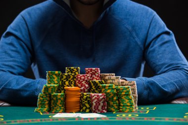 Poker oyuncusu da iki as arada arıyorum. Portre