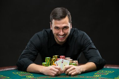 Kazanan ve elinde as tutan mutlu poker oyuncusu
